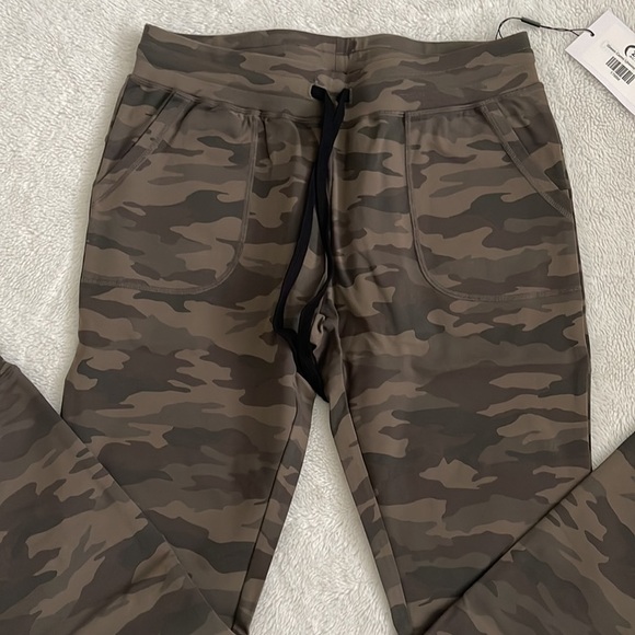 Zyia Green Camo Unwind Jogger, Medium (6-8) - Picture 15 of 16